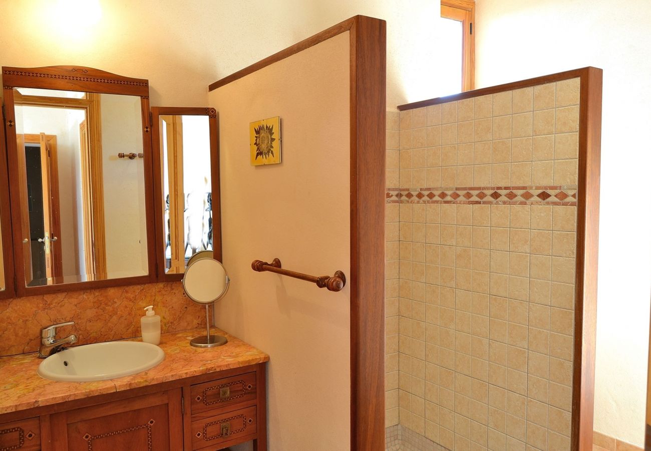 Photo of one of the bathrooms on the villa in Llubi
