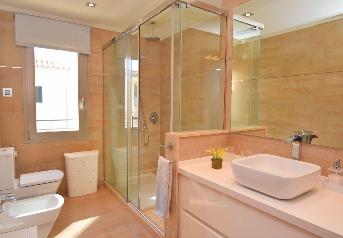 luxury villa bathroom in mallorca can picafort